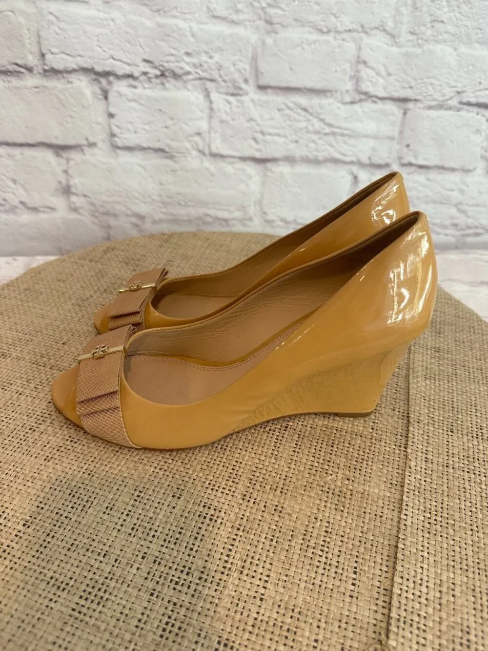 Tory Burch TRUDY gold yellow Patent Leather Wedge Pumps Bow size 9 - Picture 2 of 10